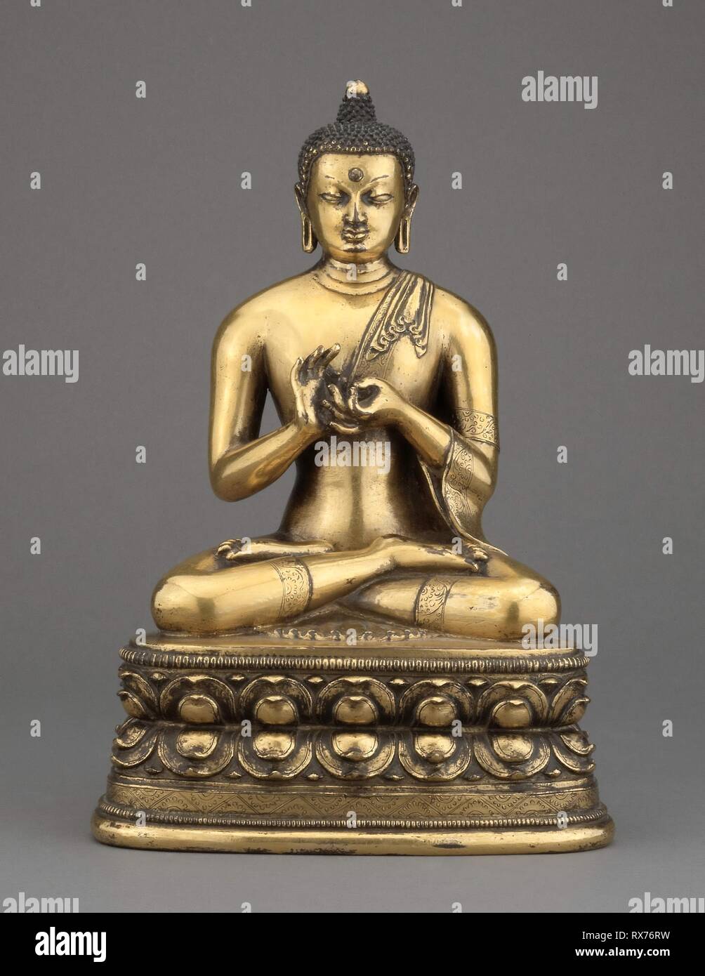 Vairochana Buddha seduto dando il primo sermone (Dharmachakramudra). Mongolia; Scuola di Zanabazar. Data: 1675-1725. Dimensioni: 21,5 x 14,7 x 16,6 cm (8 1/2 x 5 3/4 x 6 1/2 in.). In bronzo dorato. Origine: la Mongolia. Museo: Chicago Art Institute. Foto Stock