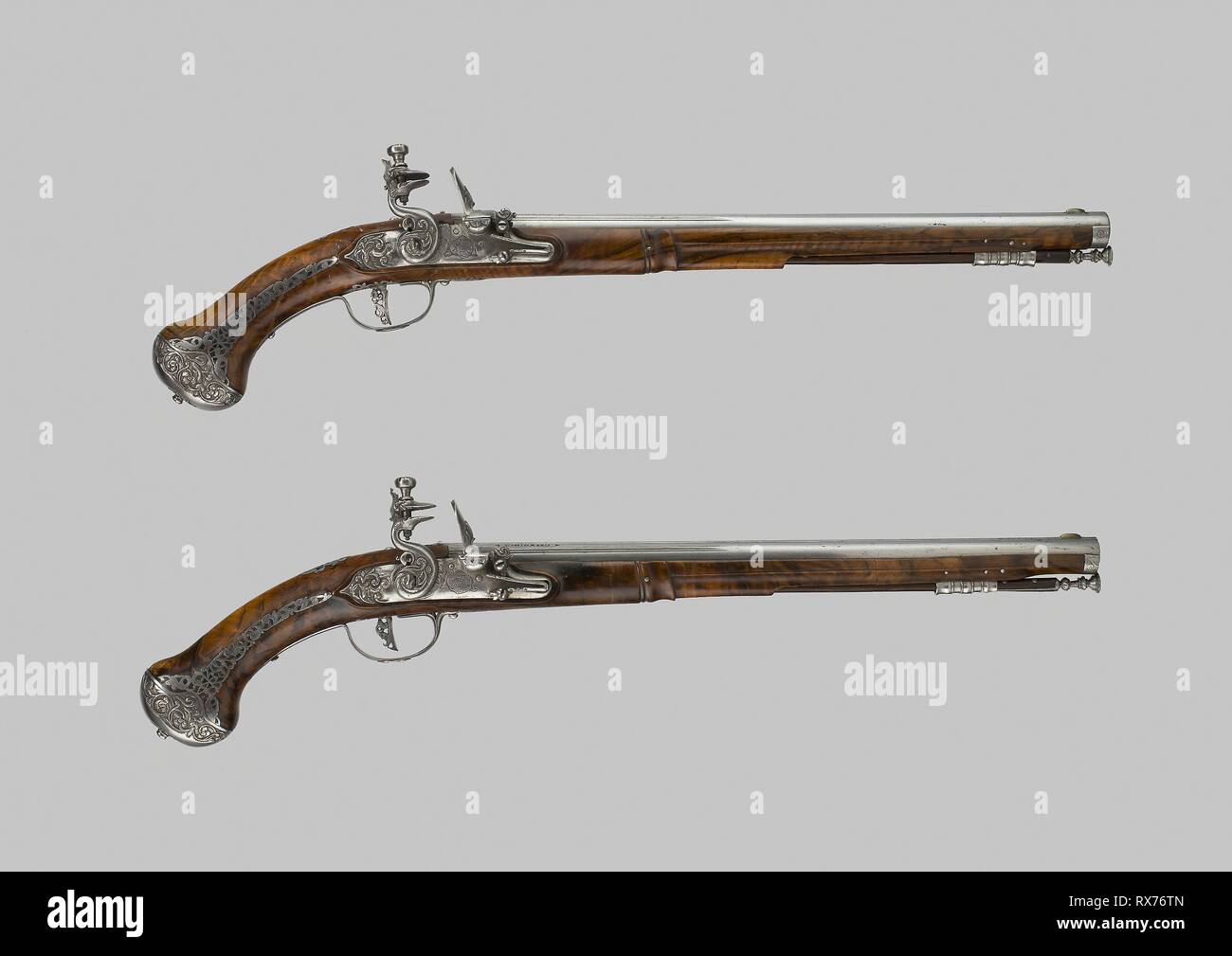 Coppia di custodia Flintlock Pistols. Lazzarino Cominazzo; Italiano, Brescia, xvii secolo. Data: 1650-1680. Dimensioni: L. 55 cm (21 5/8 in.) canna L. 37,5 cm (14 3/4 in.) calibro .54 Wt. 1 lb. 14 oz. ciascuna. Radice di edera, ottone e acciaio. Origine: Italia. Museo: Chicago Art Institute. Foto Stock