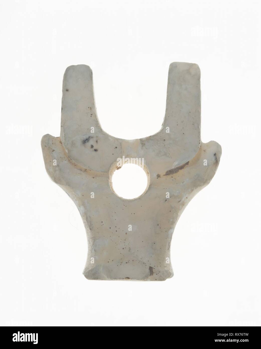 Ciondolo con testa di Buffalo. Cina. Data: 1100 BC-900 BC. Dimensioni: 1 × 13/16 × 3/16 in. Jade. Provenienza: Cina. Museo: Chicago Art Institute. Foto Stock