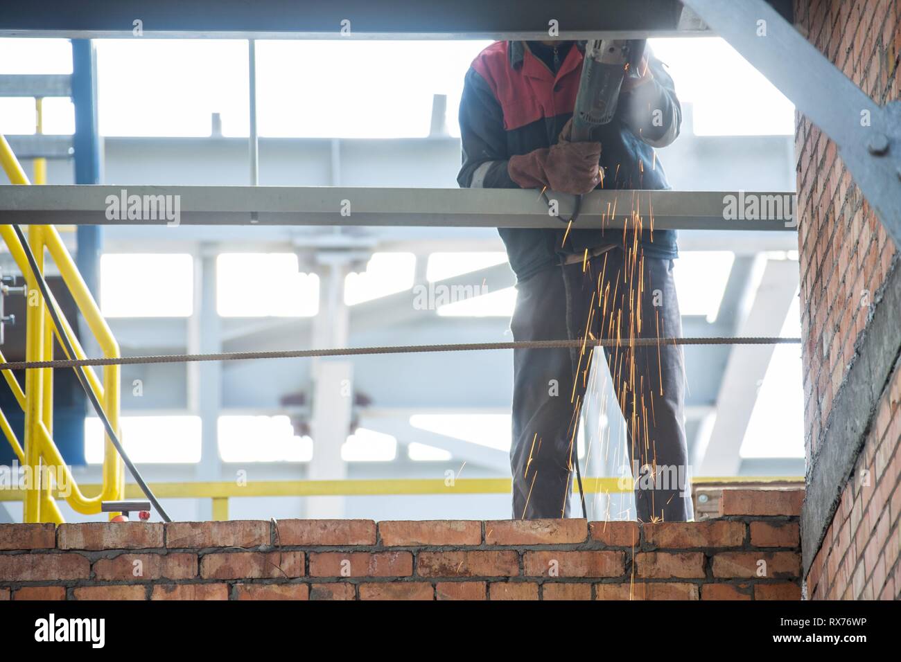 Lavoratori in fabbrica a Koksokhim, saldatrici sono impegnati nella costruzione ed installazione di strutture metalliche su terra alta e in lavorazioni speciali condi Foto Stock