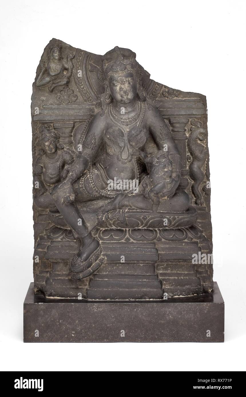 Dea Hariti seduto tenendo un bambino. India; Bihar. Data: 901 AD-1100. Dimensioni: 54,0 × 38,7 × 16,7 cm (21 1/4 × 15 1/4 × 6 9/16 in.). Pietra Nera. Origine: Bihar. Museo: Chicago Art Institute. Foto Stock