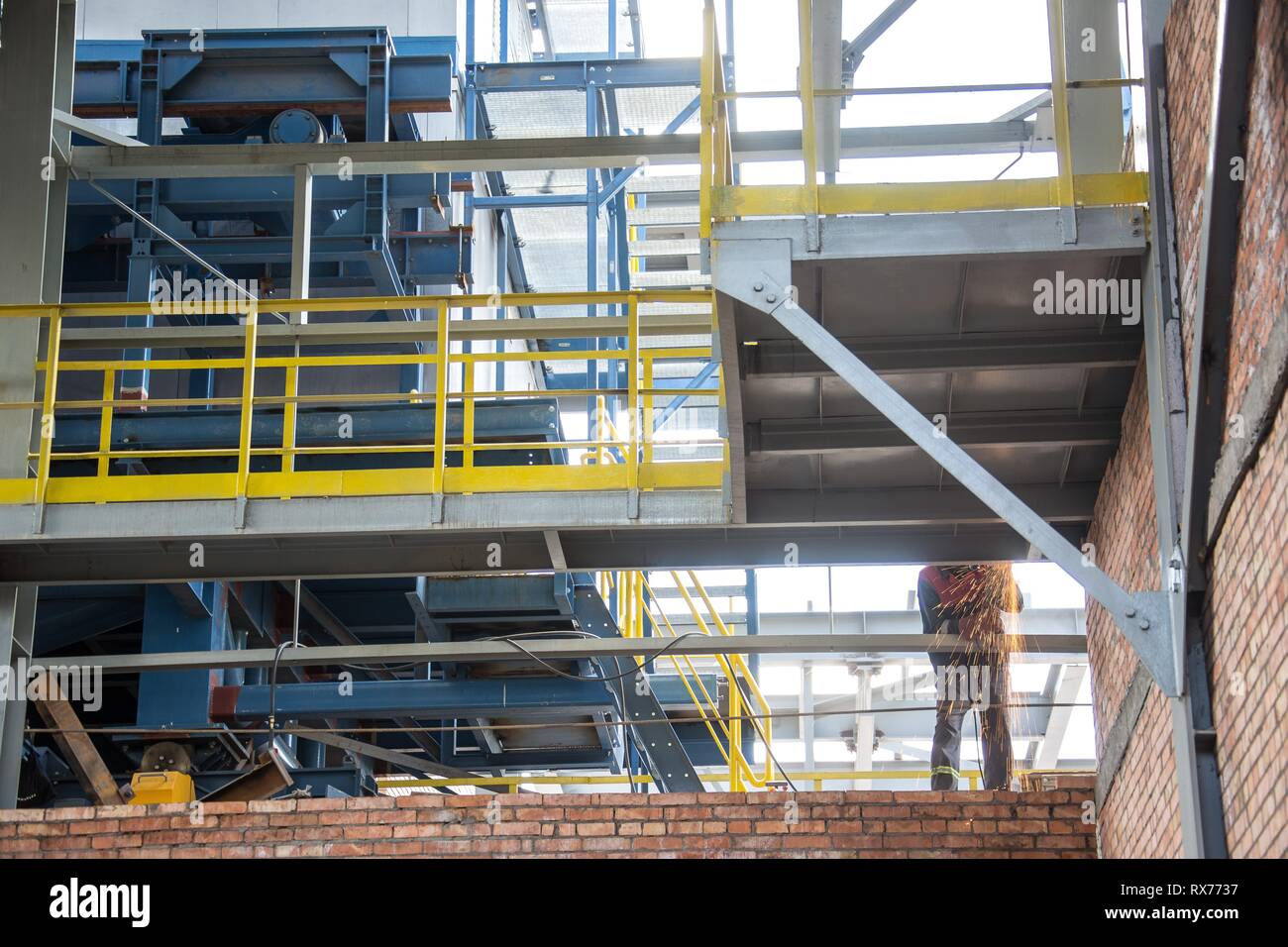 Lavoratori in fabbrica a Koksokhim, saldatrici sono impegnati nella costruzione ed installazione di strutture metalliche su terra alta e in lavorazioni speciali condi Foto Stock
