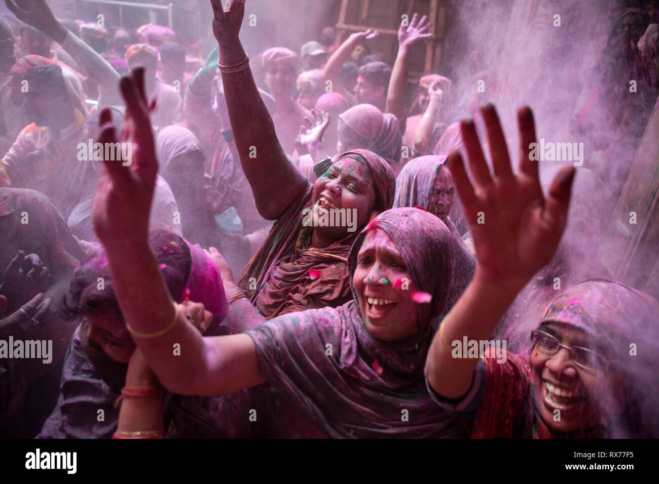 Un gruppo di donne cantano all'interno di Banke Bihari tempio durante la Holi celebrazione. Foto Stock