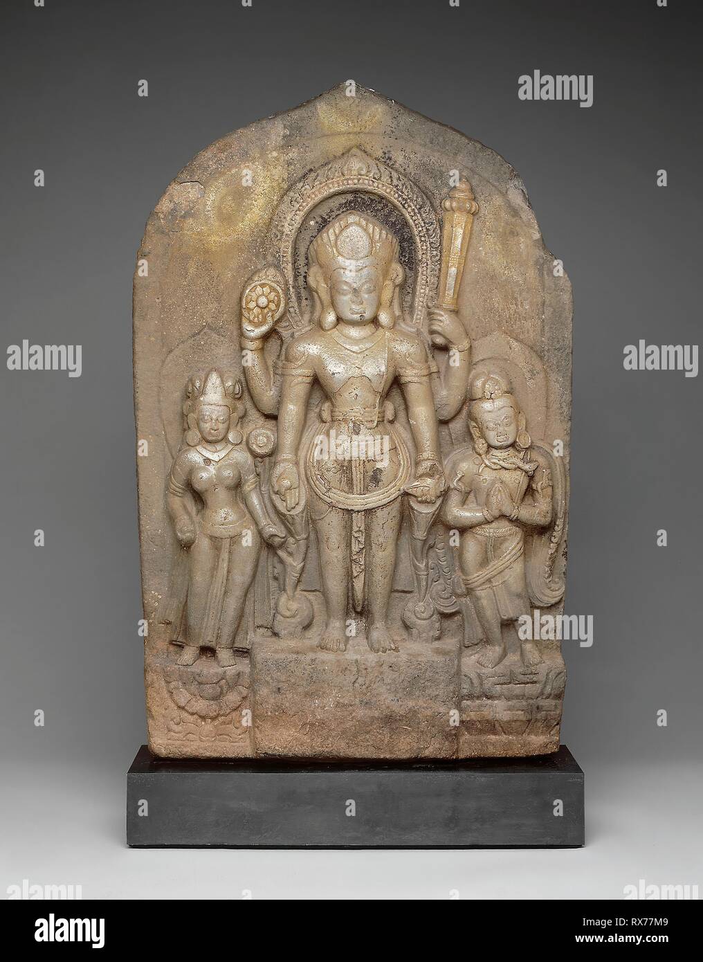 Dio Vishnu con la dea Lakshmi e il suo montaggio, Garuda, di presenze. Il Nepal; valle di Kathmandu. Data: 1001-1100. Dimensioni: 75,8 × 50,3 × 10,8 cm (29 7/8 × 19 13/16 in.). Lo scisto. Origine: la valle di Kathmandu. Museo: Chicago Art Institute. Foto Stock