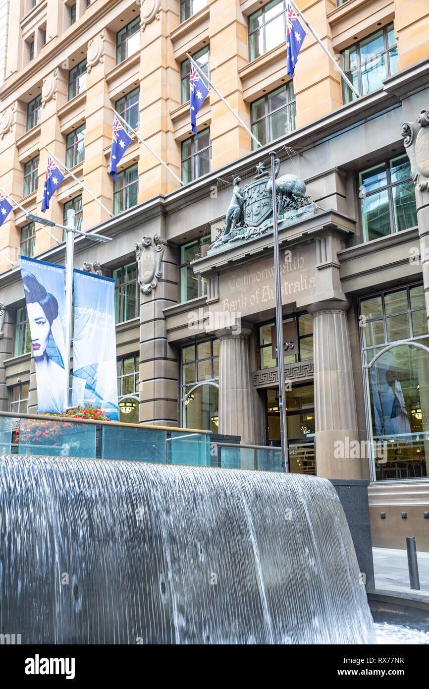 Fontana n Martin Place Sydney al di fuori della banca del commonwealth australiano battenti bandiere nazionali,l'Australia Foto Stock