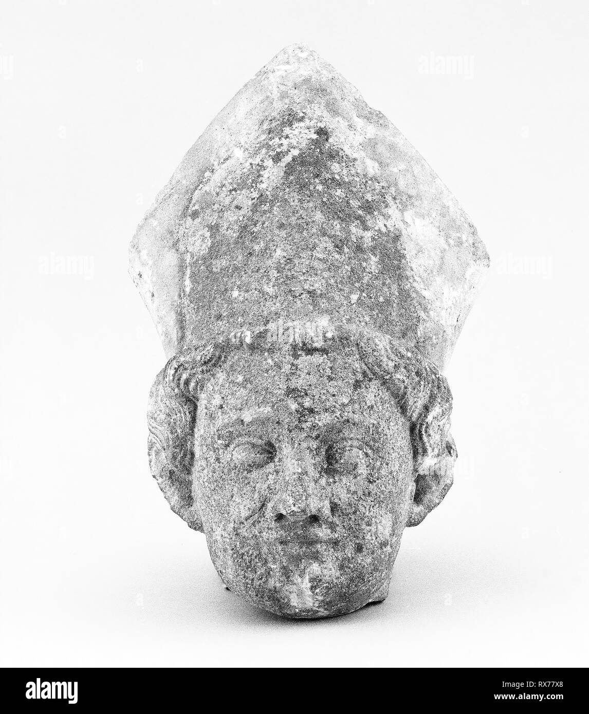 Testa di un Santo Vescovo. Tedesco, renana. Data: 1300-1500. Dimensioni: H. 37 cm (14 1/2 in.). La pietra. Origine: Germania. Museo: Chicago Art Institute. Foto Stock