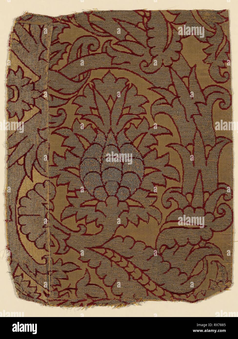 Frammento. L'Italia. Data: 1450-1500. Dimensioni: 49,5 x 38,5 cm (19 1/2 x 15 1/8 in.). Seta, ad armatura a tela con seta supplementare rivolta verso le trame di legame secondario orditi supplementari di legatura gilt-metallo-strip-avvolto di seta e di modellazione brocading trame formando anse di filo di trama in aree e pila supplementare orditi di taglio formante annullato il velluto. Origine: Italia. Museo: Chicago Art Institute. Foto Stock