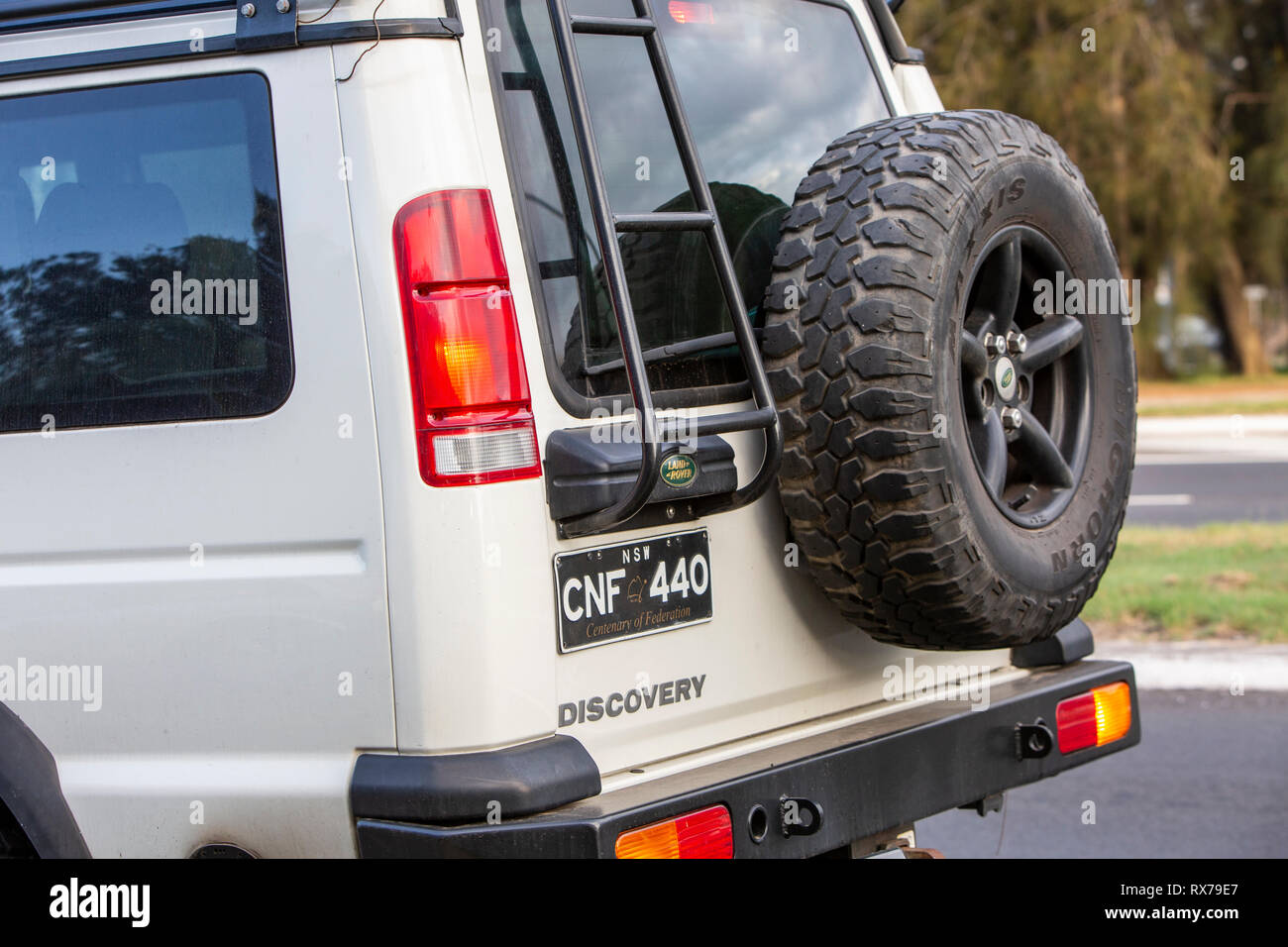 Retro di un Land Rover Discovery con ruota di scorta montata Foto Stock