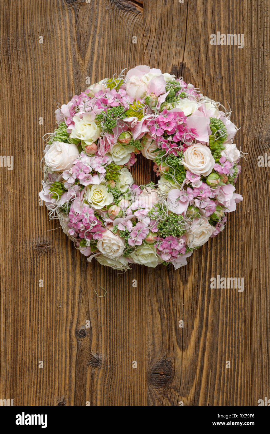 La botanica, rose e violetta, ghirlanda decorazione, Additional-Rights-Clearance-Info-Not-Available Foto Stock