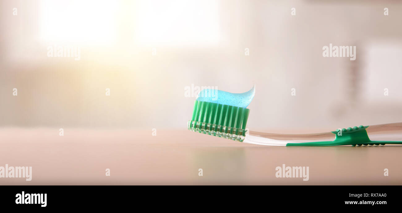 Concetto di igiene orale con spazzolino da denti sulla tavola di legno in bagno. Composizione orizzontale. Vista frontale. Foto Stock