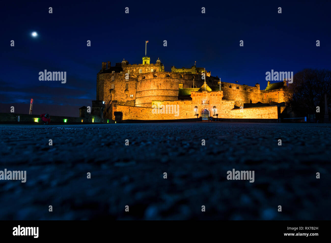 Edimburgo, Scozia - Febbraio 8, 2019 - Il castello di Edimburgo è un antico fortilizio situato su Castle Rock. Essa è il simbolo della città Foto Stock