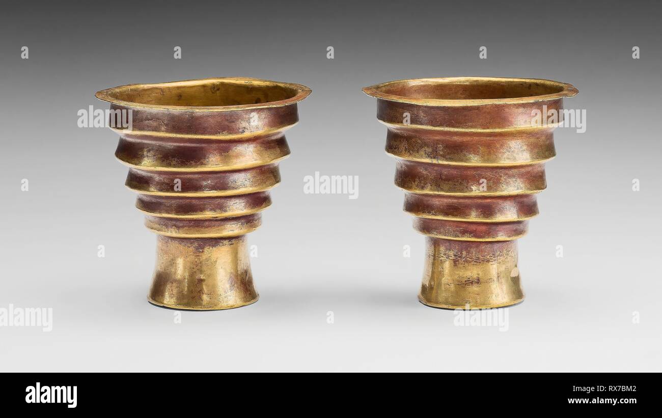 Coppia di bicchieri. Inca; Ica Valley, south coast, Perù. Data: 1450-1532. Dimensioni: h 7 cm (2 3/4 in.) (ciascuno). Oro e lega di rame. Origine: peruviana costa sud. Museo: Chicago Art Institute. Foto Stock