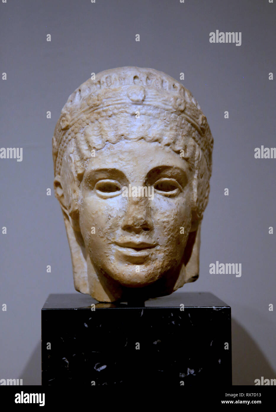 Testa di Athena. Scultura in marmo bianco di un seminario romano ( I secolo d.c. ). Empuries, Girona. Il Museu Frederic Mares, Barcellona. Foto Stock