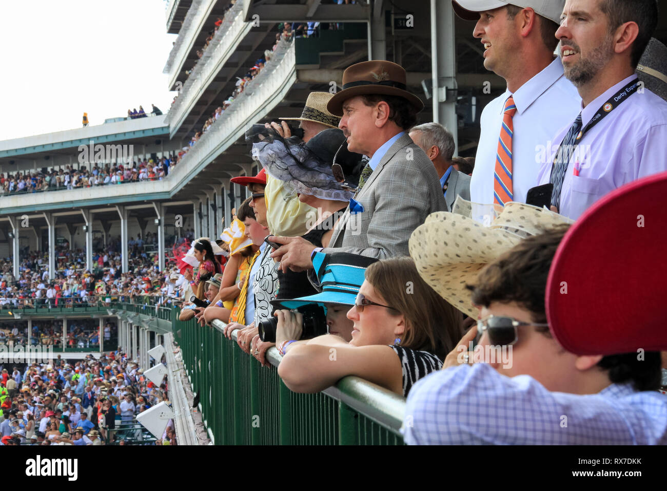 Kentucky Derby corsa di cavalli a Louisville, Stati Uniti d'America - Operatori del Derby vestite con abiti di fantasia osservare le corse di cavalli da stand Foto Stock