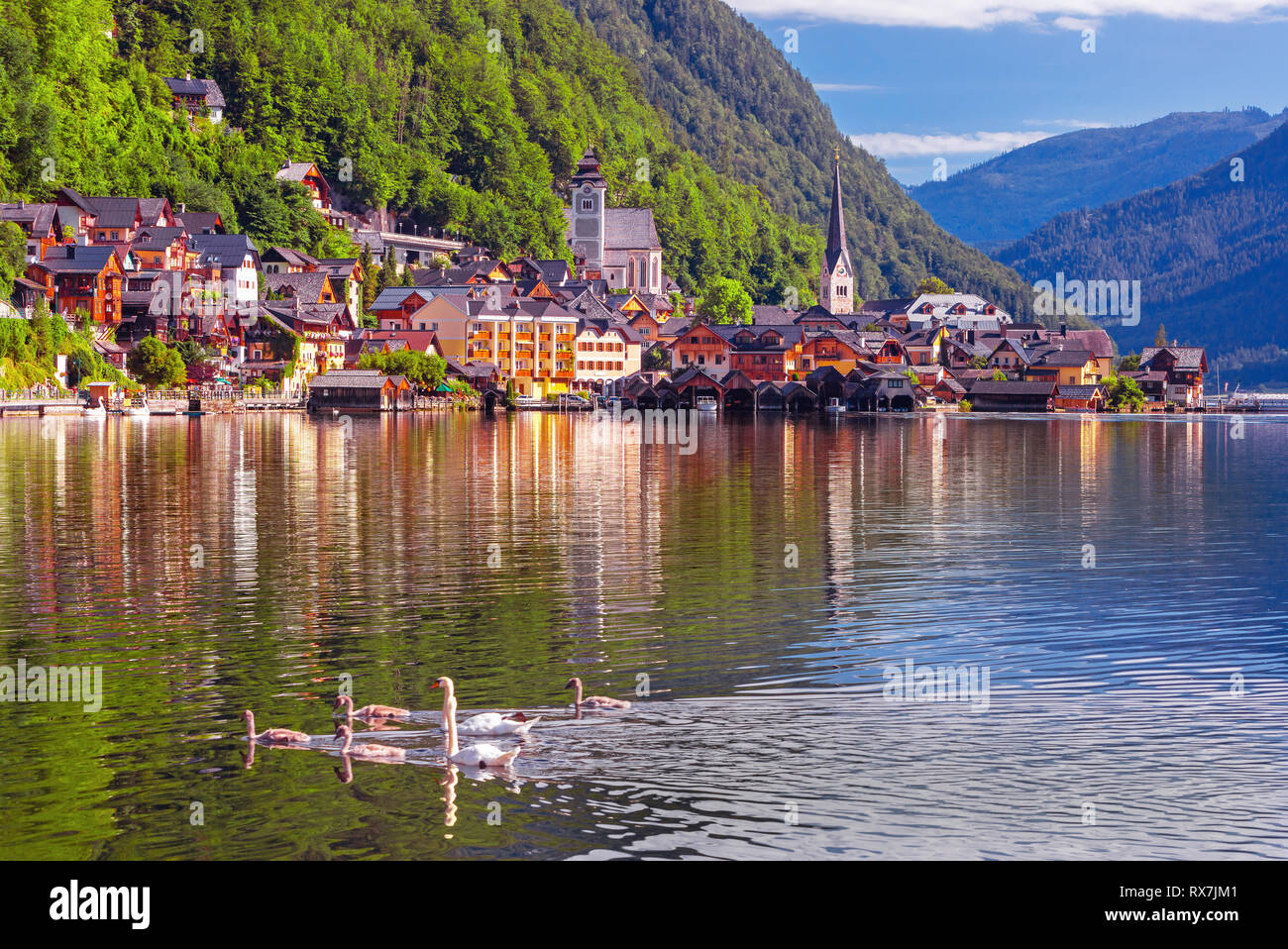 New Scenic 5 posti da cartolina vista del famoso Hallstatt villaggio di montagna nelle Alpi austriache a bella luce in estate la regione di Salzkammergut, Hallstatt, Foto Stock