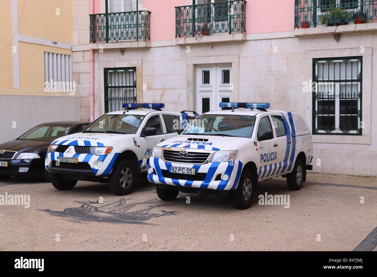 Lisbona, Portogallo - 4 giugno 2018: Mitsubishi L200 e Toyota Hilux del Portogallo la polizia. Il nome completo del portoghese è forza di Pubblica Sicurezza Polizia ( Foto Stock