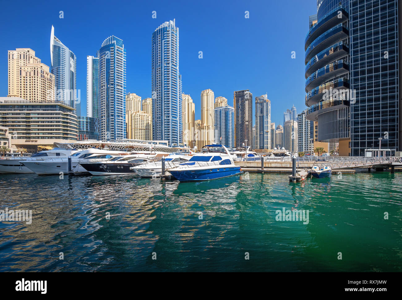 Dubai Marina con lusso skycrapers e barche,Dubai,Regno Arad Emirates Foto Stock