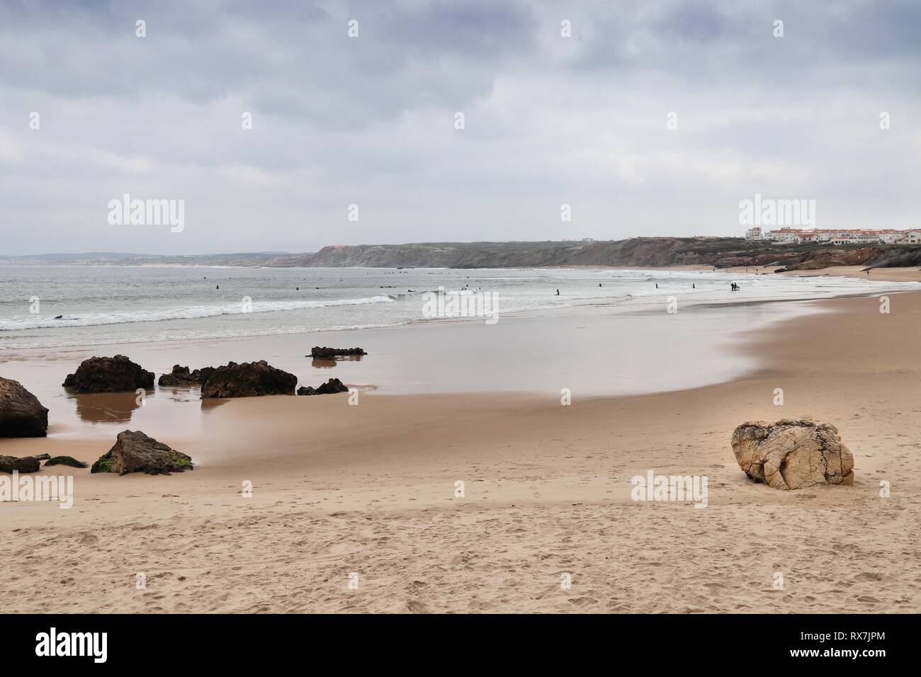 Baleal surf beach vicino a Peniche in Portogallo. Tempo piovoso. Foto Stock
