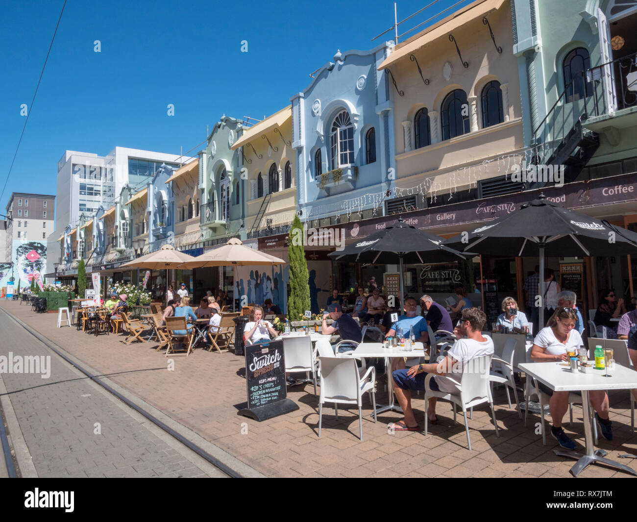 Persone mangiare a tavoli esterni edifici del patrimonio nella vecchia Regent Street Christchurch Nuova Zelanda Foto Stock
