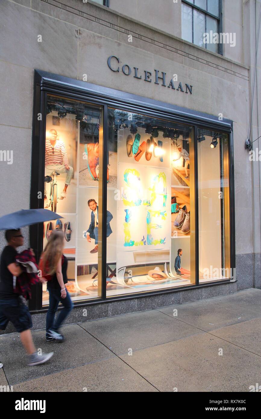 NEW YORK, Stati Uniti d'America - luglio 1, 2013: la gente a piedi da Cole Haan store a Manhattan, New York. Cole Haan è un marchio di moda di proprietà di Apax Partners LPP. Esso ha 7 Foto Stock