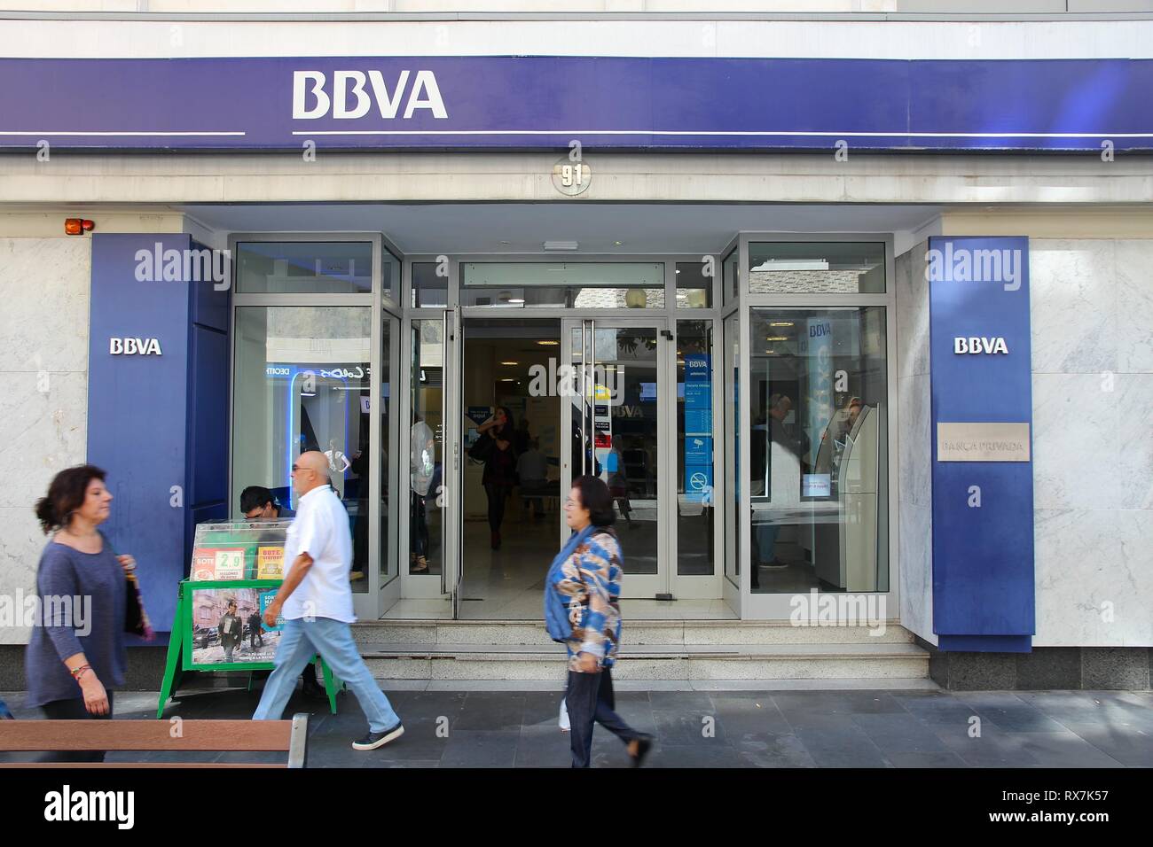 LAS PALMAS, Spagna - 30 novembre 2015: la gente visita BBVA banca filiale a Las Palmas Spagna. Il Banco Bilbao Vizcaya Argentaria (BBVA) è un grande spagnolo b Foto Stock