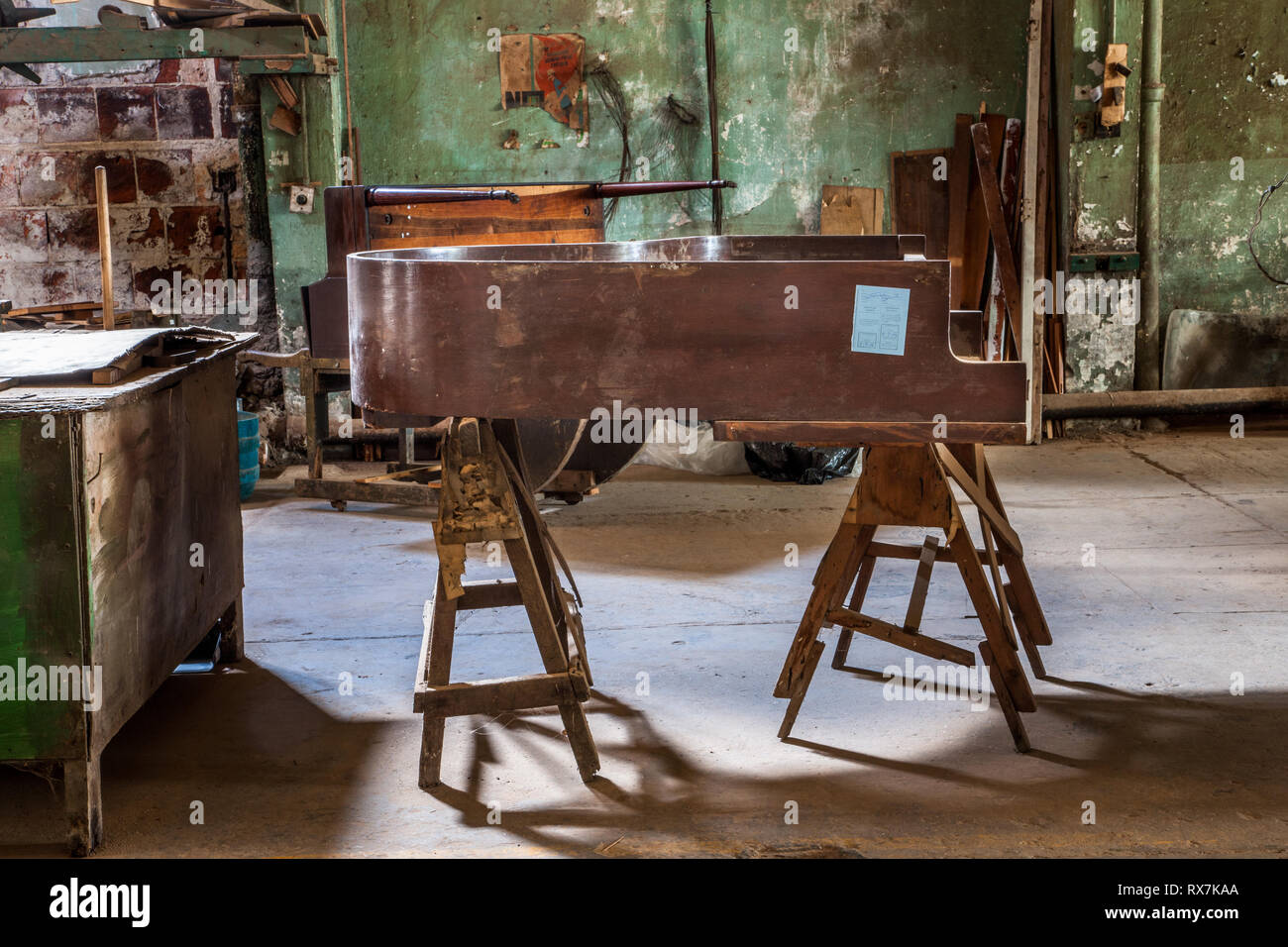 L'Avana, Cuba. 26 Maggio, 2009. Caso di pianoforte presso il laboratorio di riparazione dello strumento in Havana Cuba. Foto Stock