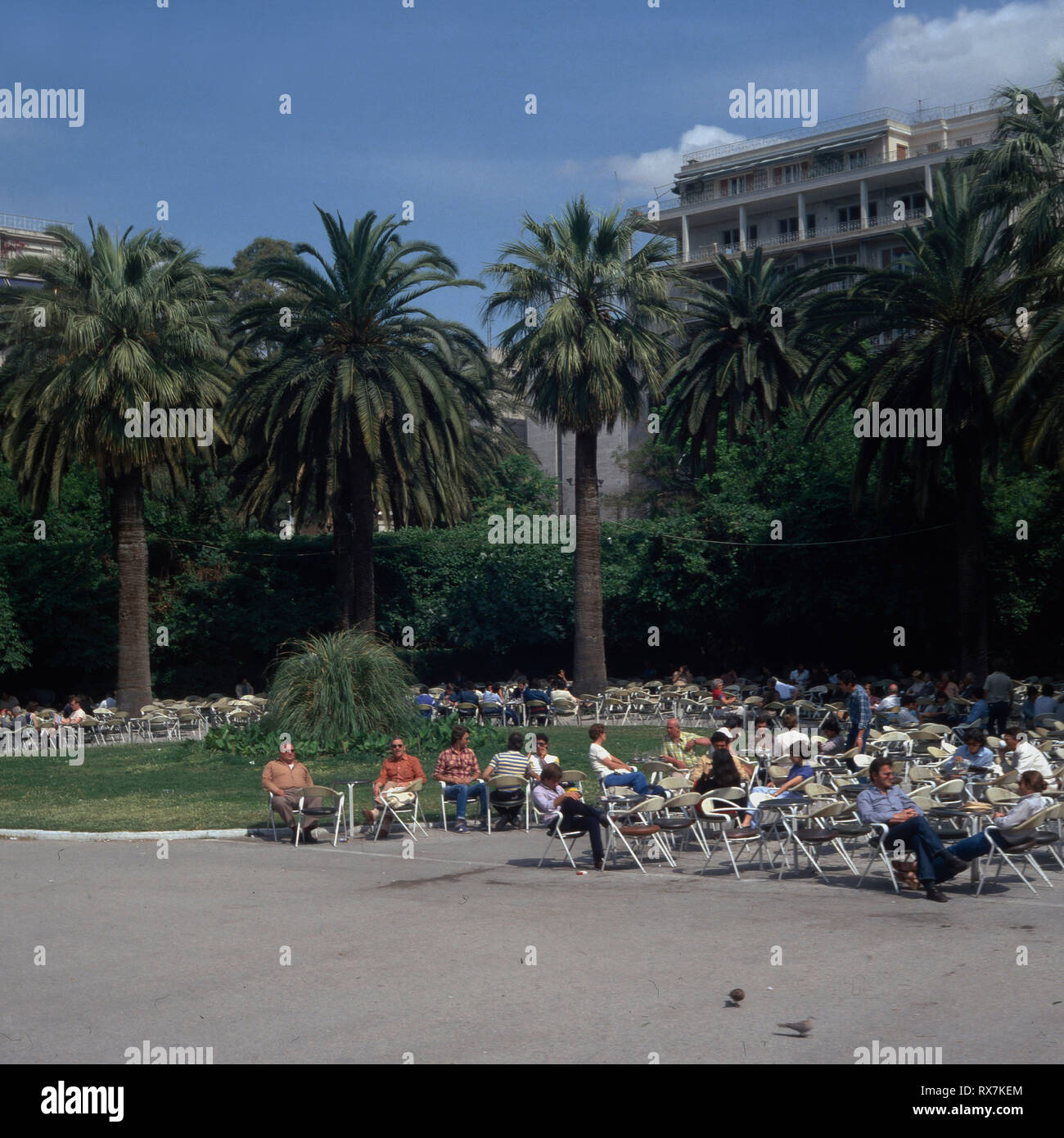 Athen, Peloponnes - Sitzende Menschenmenge, Griechenland 1980er. Seduto folla, Grecia degli anni ottanta Foto Stock