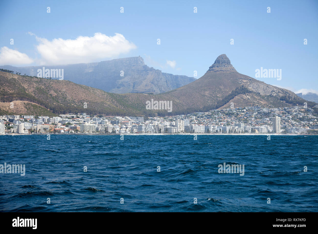 Le proprietà sul mare con Lions Head dietro a Cape Town, Sud Africa Foto Stock