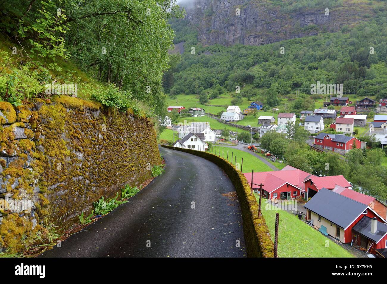 Norvegia paesaggio rurale. Città di Undredal e su una strada stretta. Foto Stock