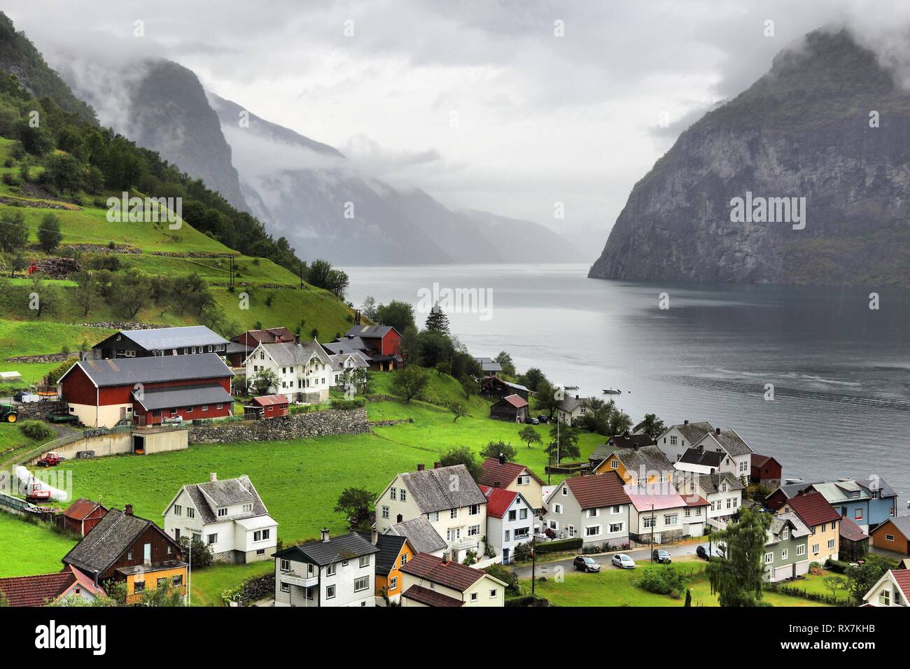 Norvegia fiordo paesaggio - Aurlandsfjord, parte del Sognefjord. Città di Undredal. Foto Stock