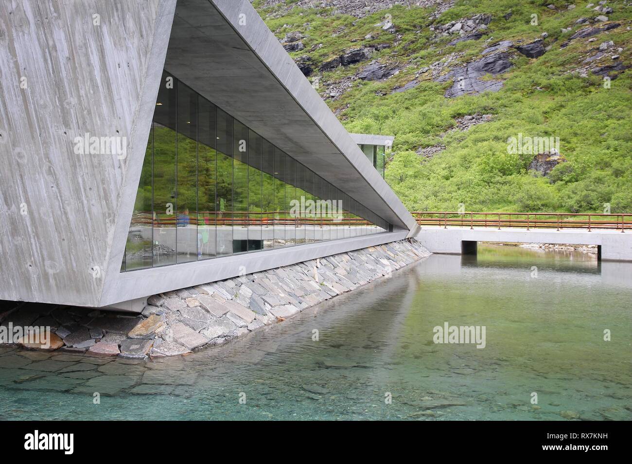 TROLLSTIGEN, Norvegia - Luglio 20, 2015: la gente visita moderno centro informazioni turistiche a Trollstigveien, Norvegia. I turisti stranieri ha speso circa 5 milioni di o Foto Stock
