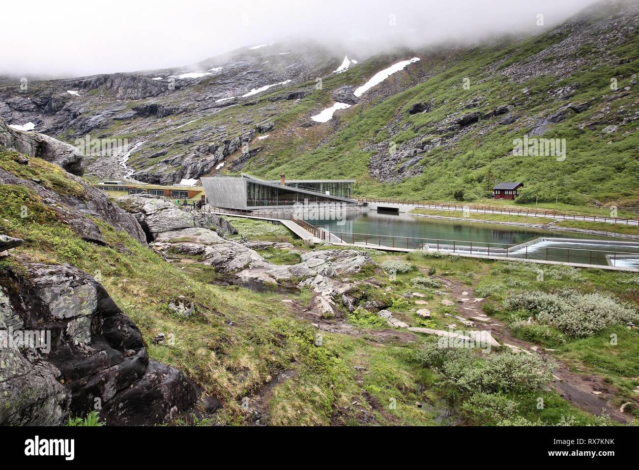 TROLLSTIGEN, Norvegia - Luglio 20, 2015: la gente visita moderno centro informazioni turistiche a Trollstigveien, Norvegia. I turisti stranieri ha speso circa 5 milioni di o Foto Stock