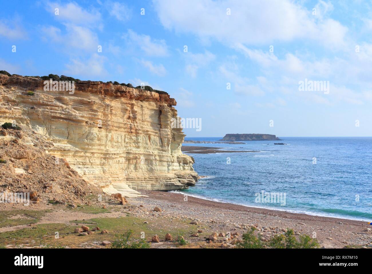 Cipro paesaggio naturale - Mar Mediterraneo costa vicino a Baia di Lara. Foto Stock