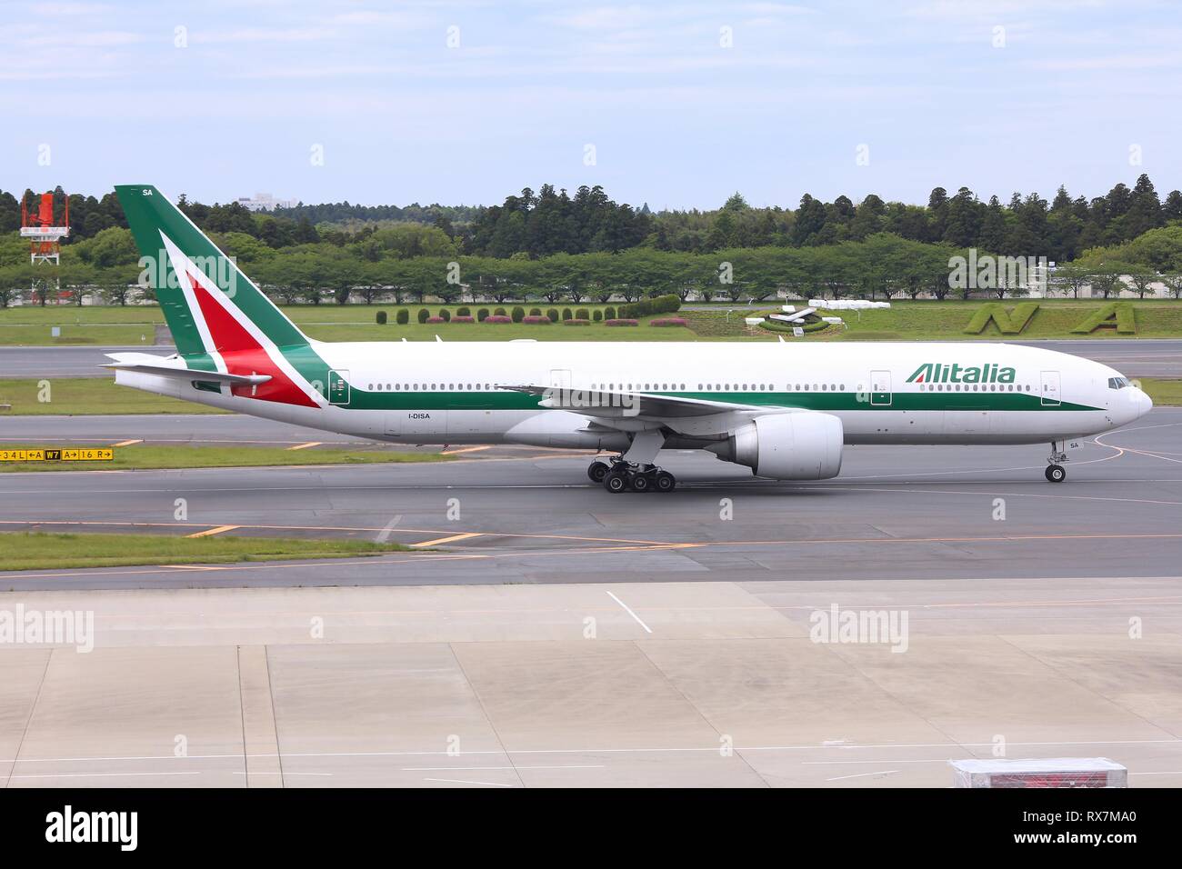 TOKYO - 12 Maggio: Japan Airlines Boeing 777 taxi su 12 maggio 2012 dall'Aeroporto Narita di Tokyo. Alitalia opera flotta di 104 aeromobili e aveva 3,59 miliardi UE Foto Stock