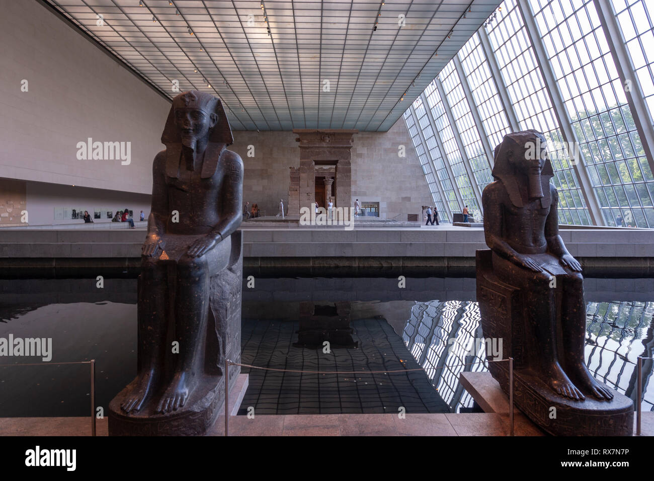 Due grandi statue di Amenhotep III, il tempio di Dendur, tempio Egizio , il Metropolitan Museum of Art, Manhattan, New York STATI UNITI D'AMERICA Foto Stock