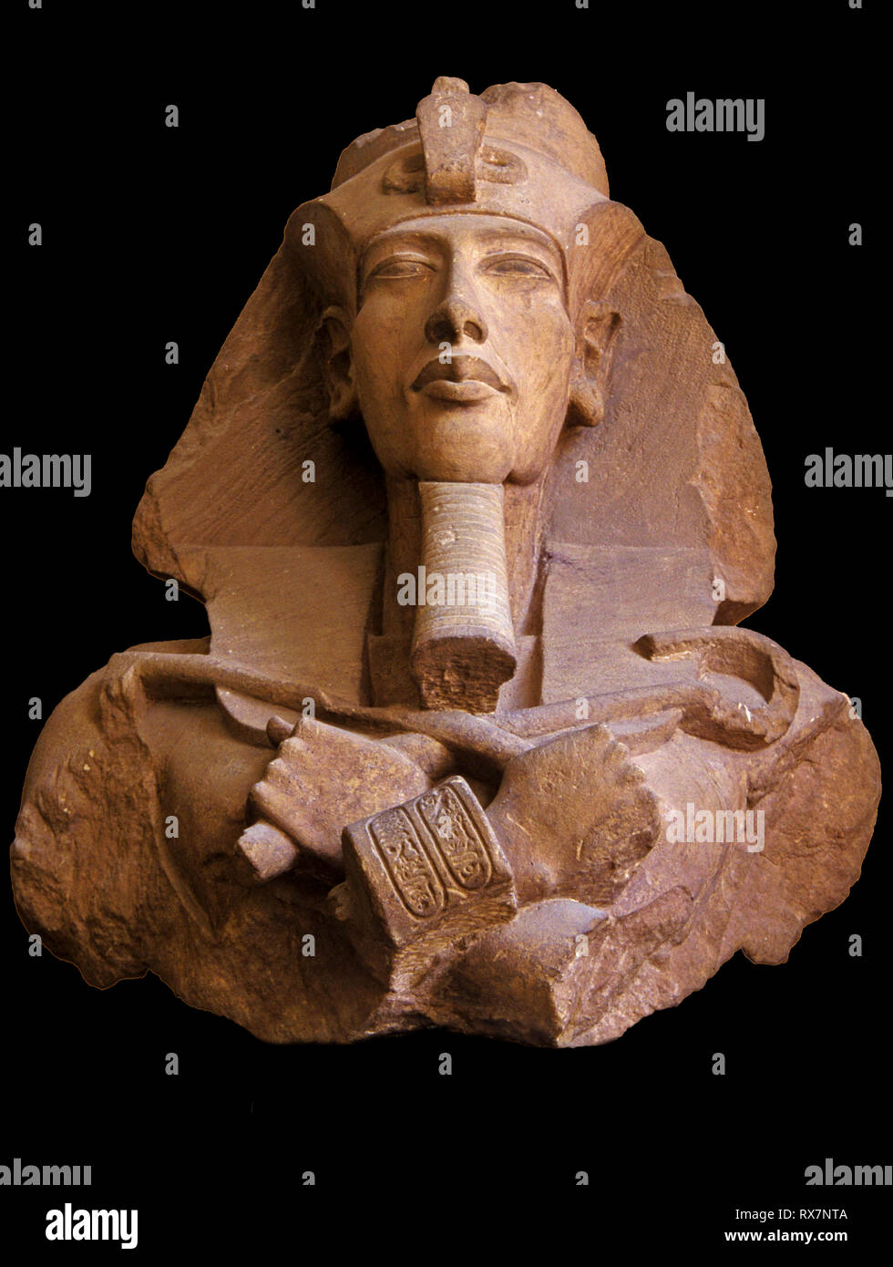 Statua del faraone Akhenaten -14secolo BC, Museo delle Antichità Egizie al Cairo, Egitto, Africa Foto Stock