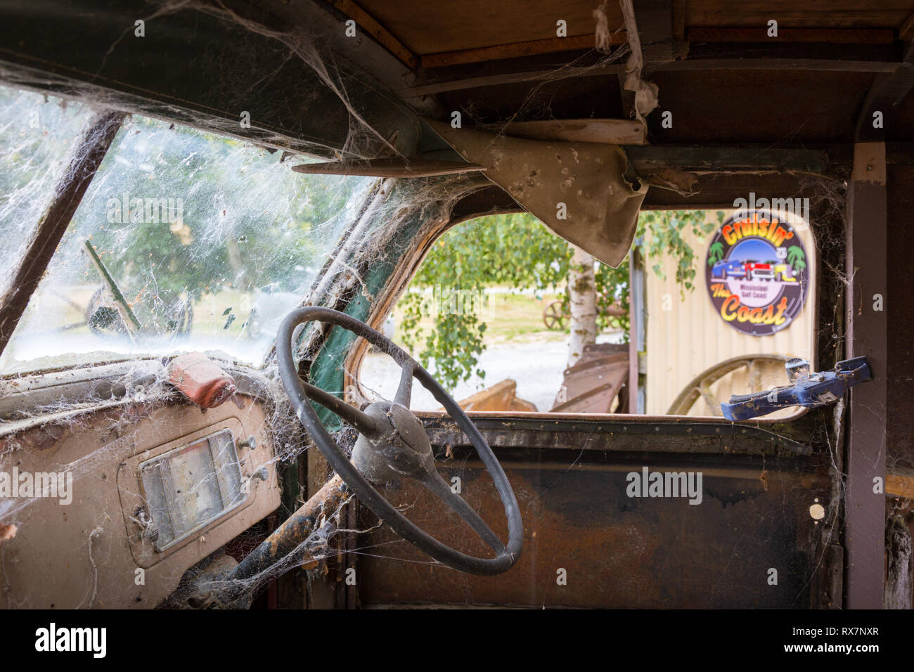 All'interno di un vecchio arrugginito teuck del raccoglitore Foto Stock