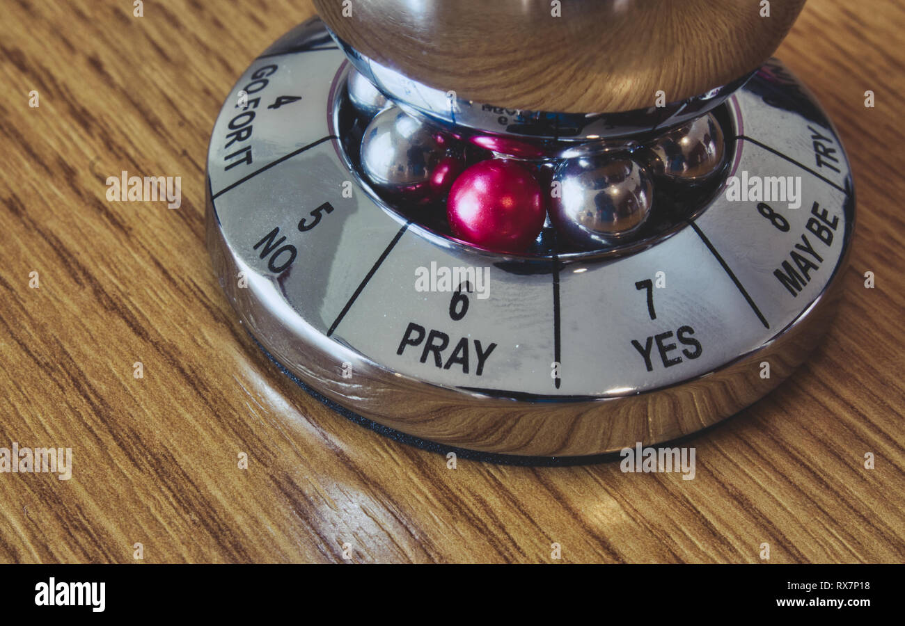 Metallo decision maker con "pregare " selezionati dalla ruota di opzioni Foto Stock