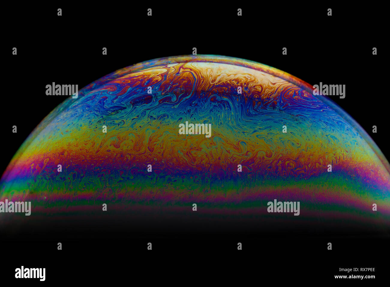 Mezza bolla di sapone sfera sfondo astratto. Spazio imitazione. Foto Stock