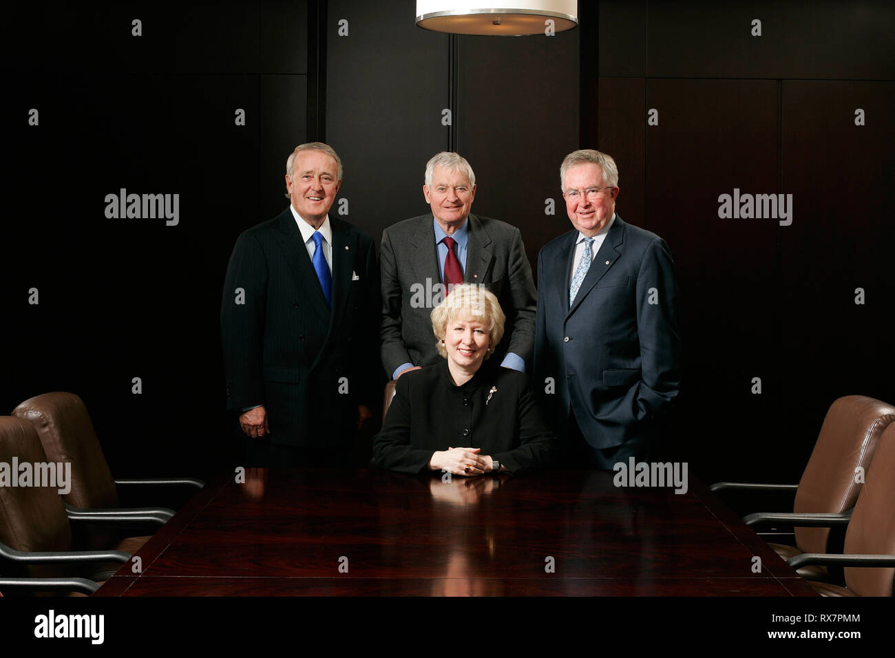 Kim Campbell, Joe Clark, Brian Mulroney si pongono per la foto al tavolo delle conferenze davanti al prossimo più grande primo ministro del Canada. Foto Stock