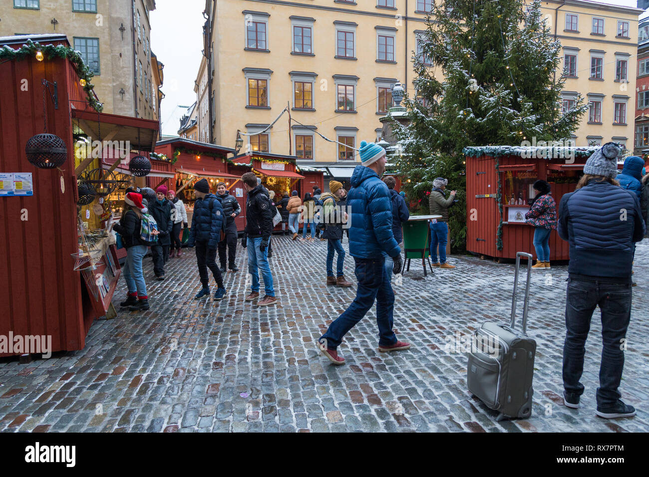 12.17.2018 Redazione Stoccolma Svezia, persone presso il tradizionale mercatino di Natale in piazza del mercato nella parte vecchia della città Foto Stock