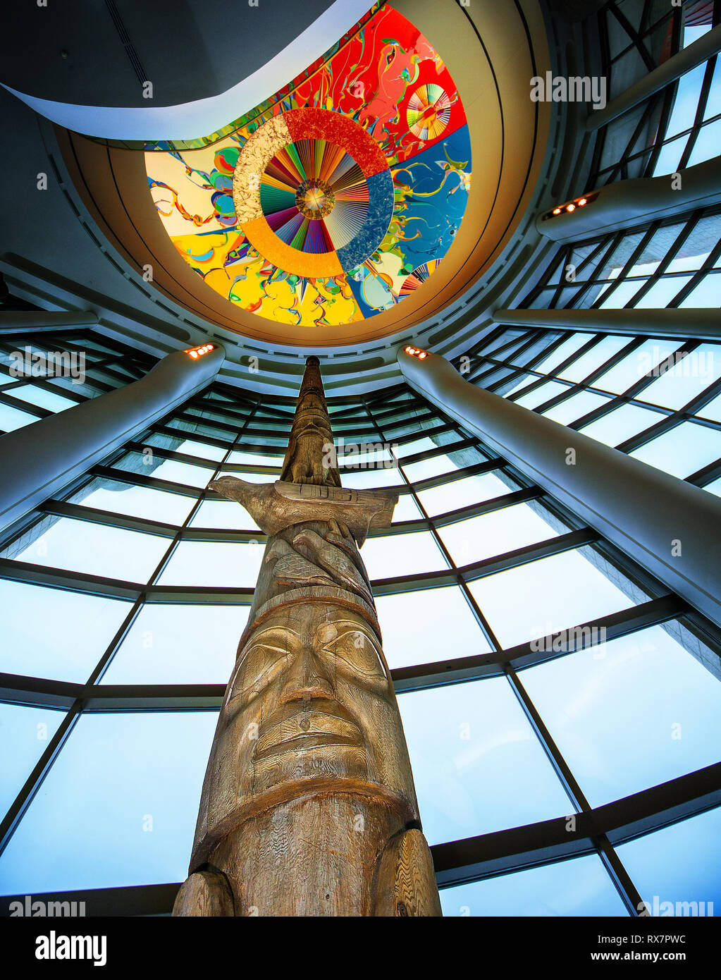 Il Totem Pole con soffitto iconica presso il Museo di Storia, ad Ottawa in Canada Foto Stock