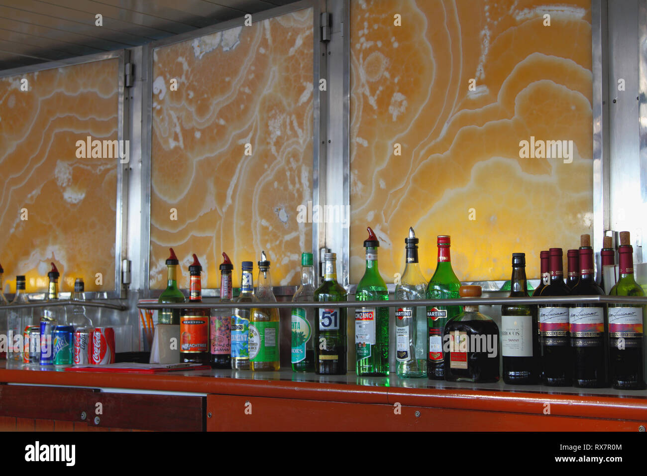 Istanbull, Turchia - Sep 06, 2011: bottiglie sul ripiano in bar Foto Stock