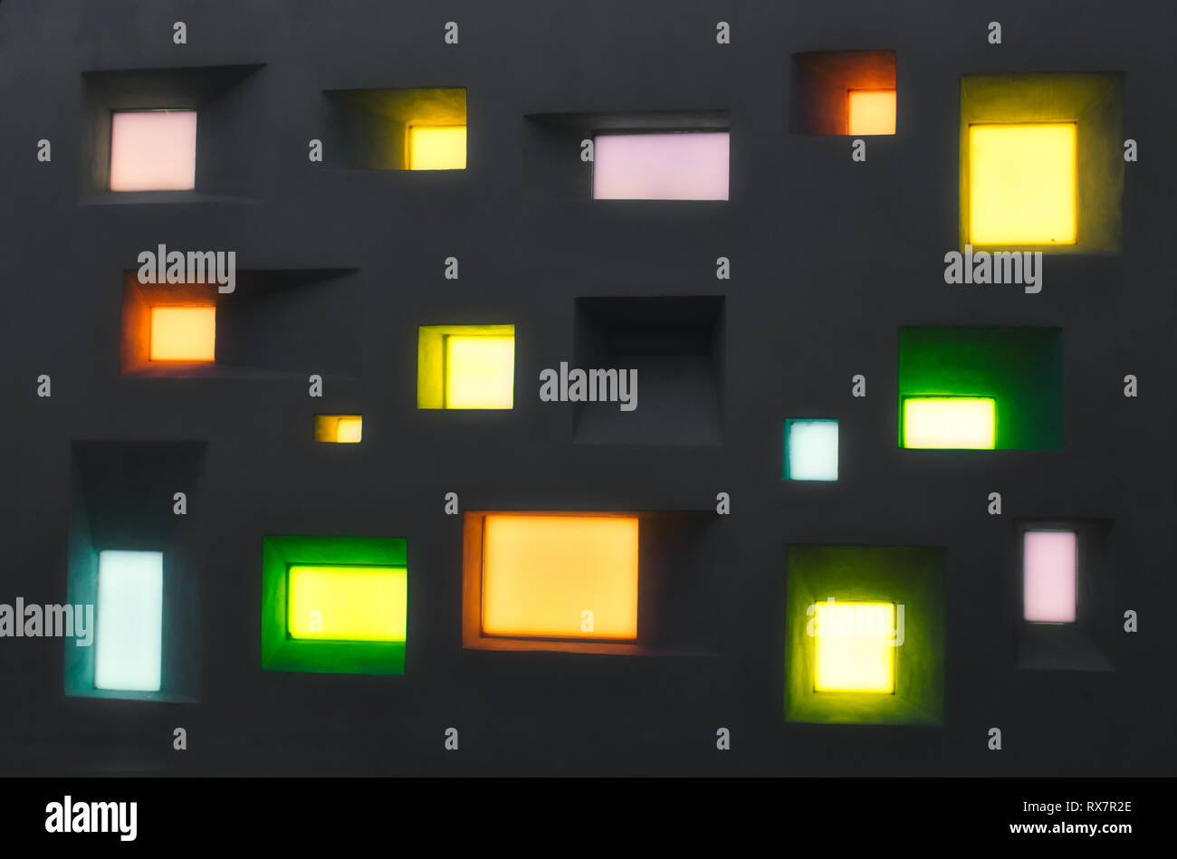 Design moderno con parete abstract finestre di varie forme e luci colorate Foto Stock