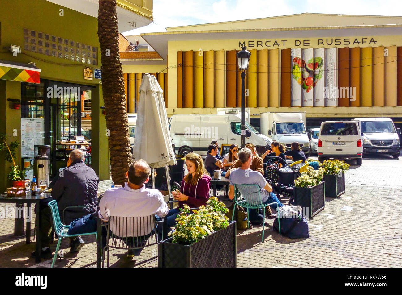 Russafa Valencia bar persone di fronte al mercato Russafa Valencia Spagna Europa City Street bar vita quotidiana Spagna Bar marciapiede quartiere locale Foto Stock