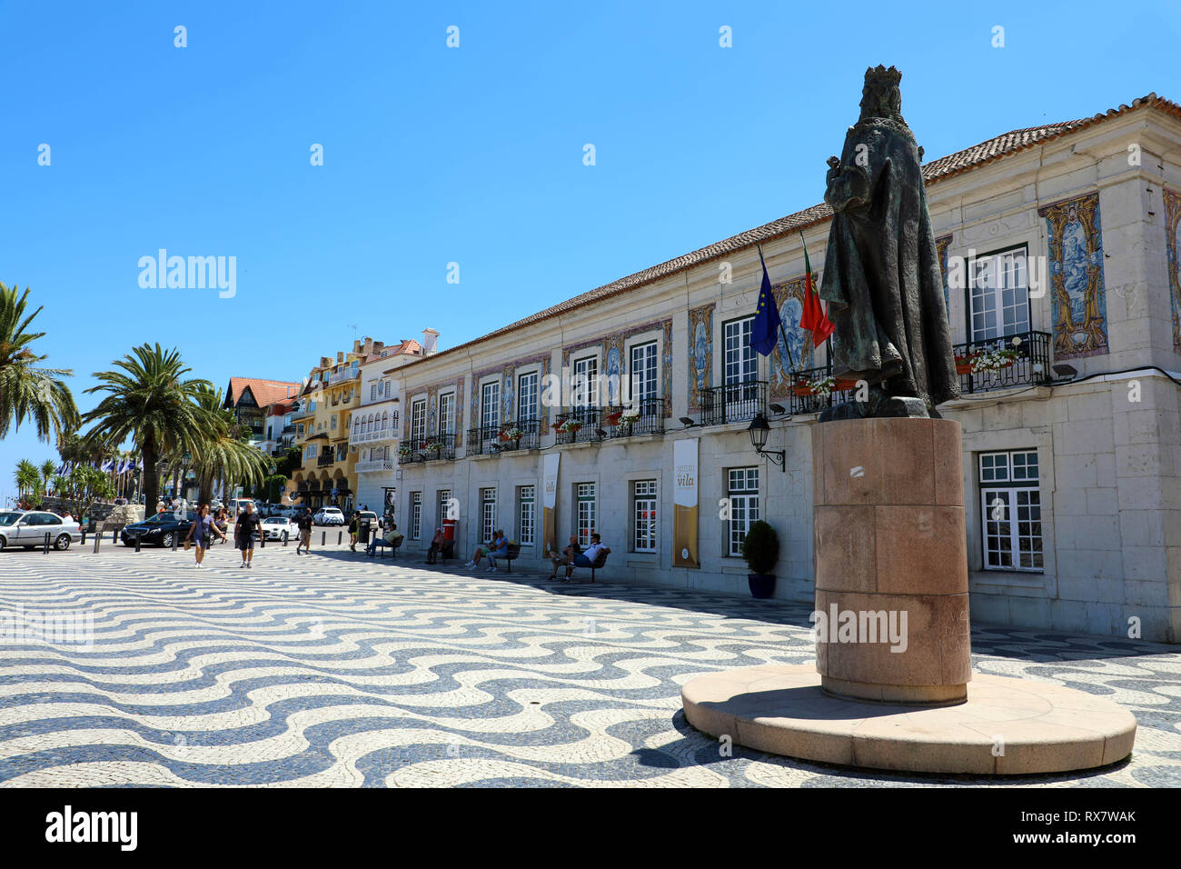 CASCAIS, Portogallo - 25 giugno 2018: piazza centrale 5 Ottobre in Cascais con la statua di Dom Pedro I. Cascais è famoso e popolare la vacanza estiva spo Foto Stock