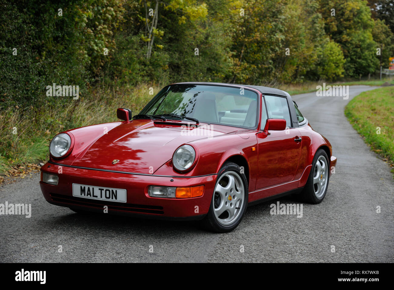 Porsche 964 Carrera 4 Targa parcheggiata su una strada di campagna nello  Yorkshire Foto stock - Alamy