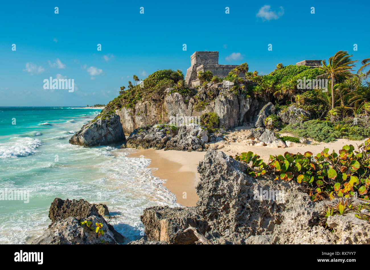 La Maya sito archeologico di Tulum con la sua famosa spiaggia dal Mare dei Caraibi, Quintana Roo stato, la penisola dello Yucatan, Messico. Foto Stock
