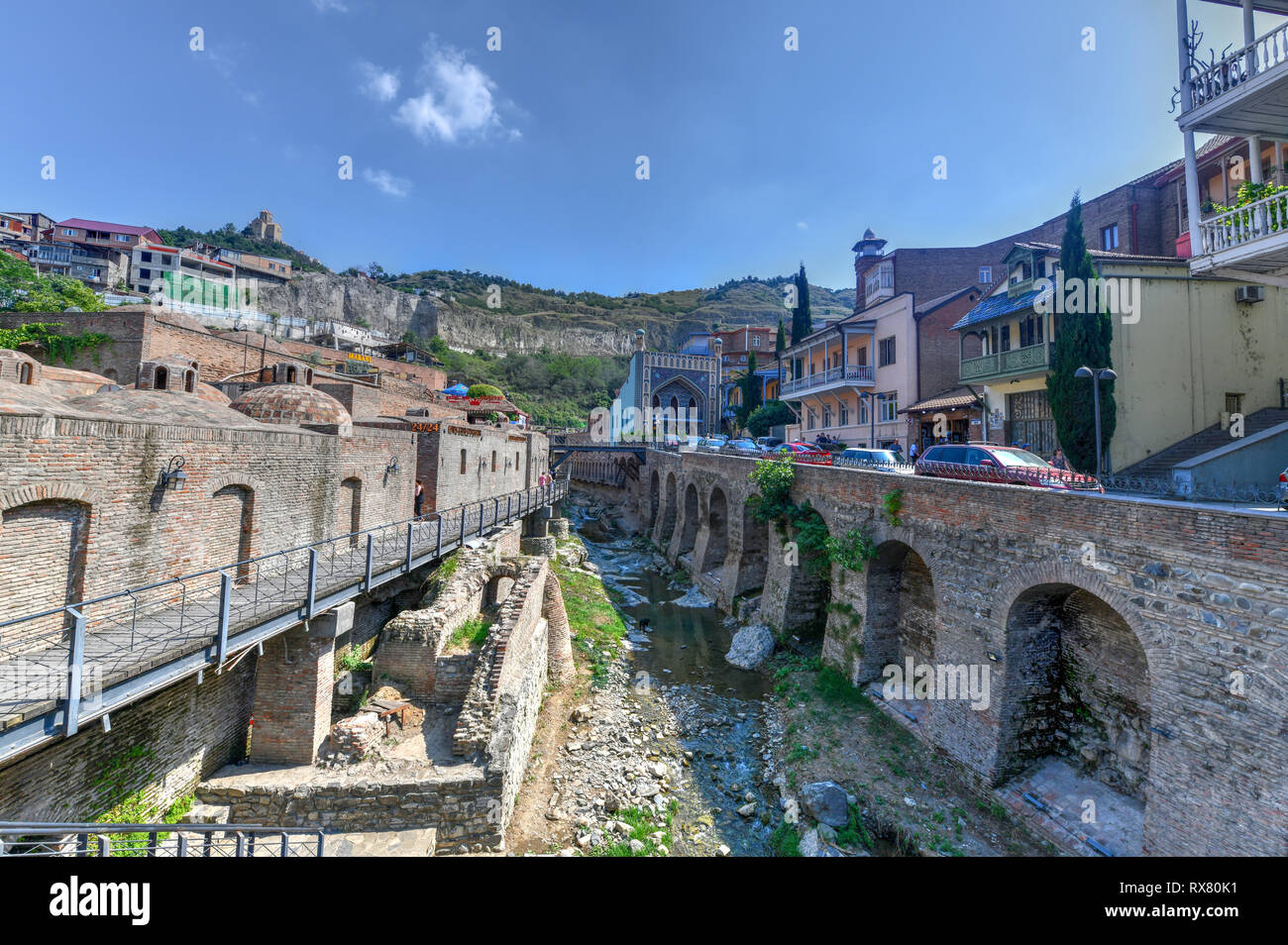 Tbilisi, Georgia - 10 Luglio 2018: famosi bagni di zolfo con Orbeliani Moschea Islamica, Tiflis tradizionale architettura, balconi di legno scolpito a Aban Foto Stock