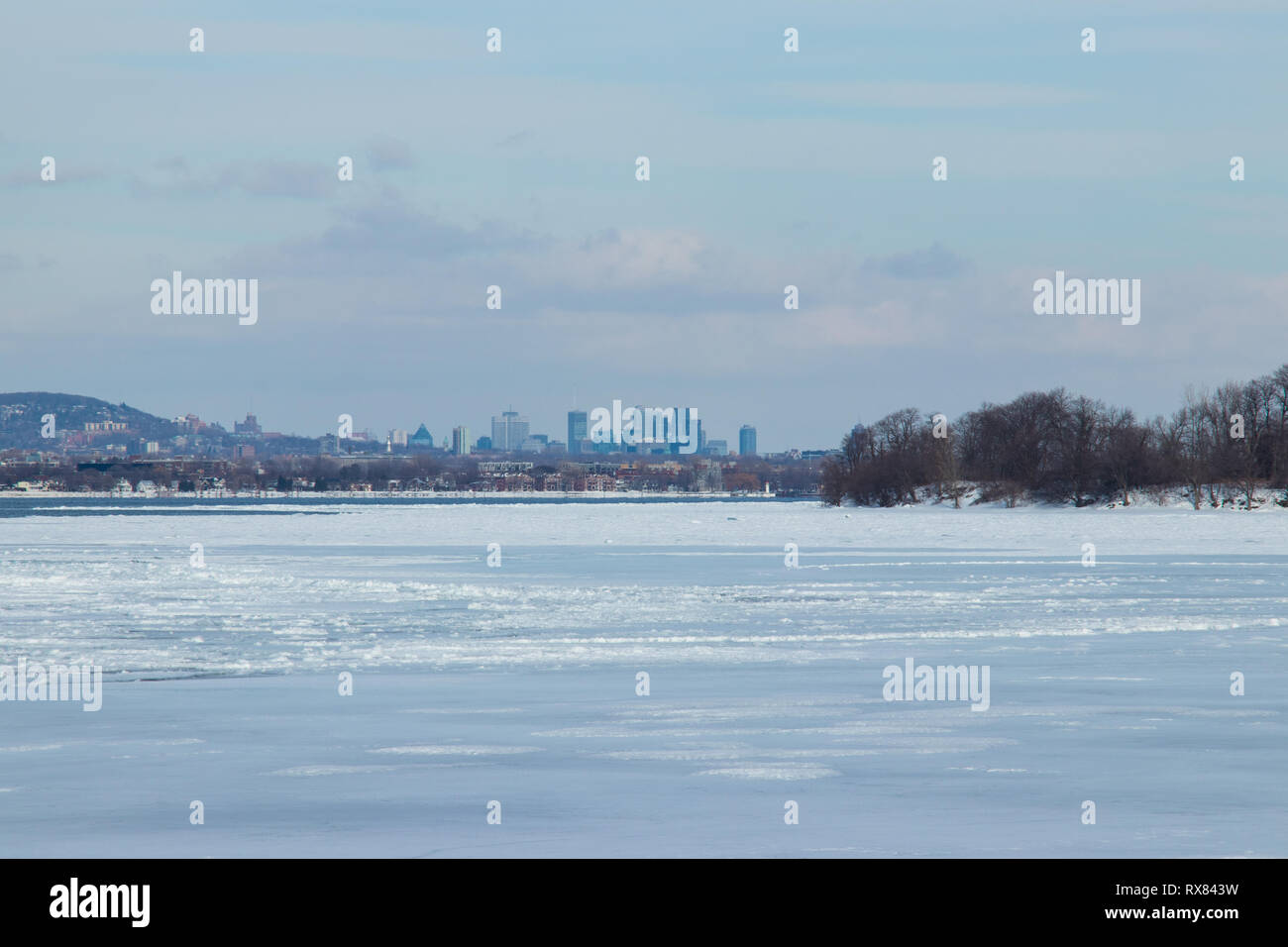 Paesaggio invernale - Fiume San Lorenzo e la città di Montreal Foto Stock